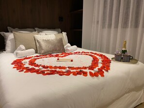 Een strijkplank/strijkijzer, gratis wifi, beddengoed