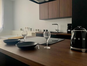 Réfrigérateur, micro-ondes, lave-vaisselle, cafetière/bouilloire