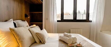 Planxa i posts de planxar, wifi gratuïta i roba de llit