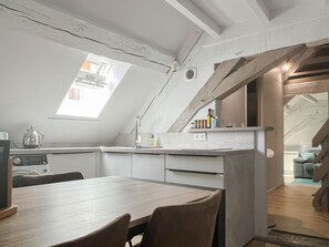 Een koelkast, een magnetron, een oven, een vaatwasser