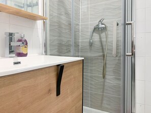 Dusche, Haartrockner, Handtücher, Seife