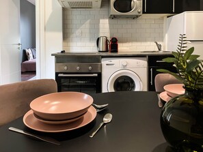 Kühlschrank, Mikrowelle, Ofen, Wasserkocher mit Kaffee-/Teezubehör