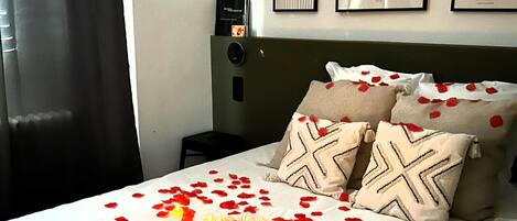 Tabla de planchar con plancha, wifi gratis y ropa de cama