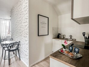 Een koelkast, een oven, een vaatwasser, een koffiezetapparaat/waterkoker