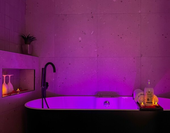 Badewanne, Haartrockner, Handtücher, Shampoo