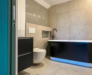 Badewanne, Haartrockner, Handtücher, Shampoo