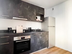 Réfrigérateur, four, lave-vaisselle, bouilloire électrique