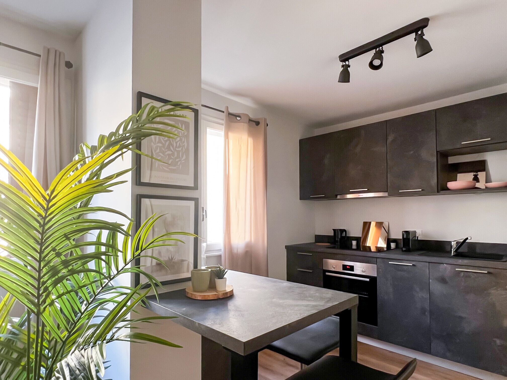 Een koelkast, een oven, een vaatwasser, een waterkoker