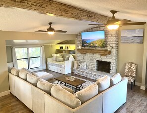 Smart TV - Beaver Lake Front! Hot-Tub! Private Gated Oasis! (Rogers)