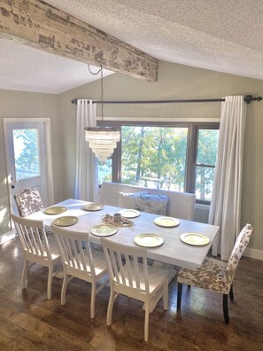 Dining - Beaver Lake Front! Hot-Tub! Private Gated Oasis! (Rogers)