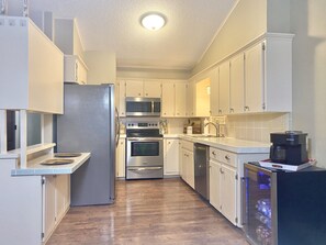 Fridge, microwave, oven, stovetop - Beaver Lake Front! Hot-Tub! Private Gated Oasis! (Rogers)