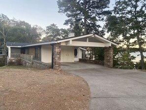 Ein zweistöckiges Haus mit Veranda und Garage.