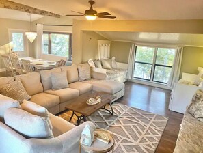 Smart TV - Beaver Lake Front! Hot-Tub! Private Gated Oasis! (Rogers)