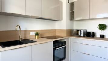 Refrigerador, microondas, horno, lavavajillas