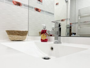 Suihku, hiustenkuivaaja, pyyhkeet, saippua