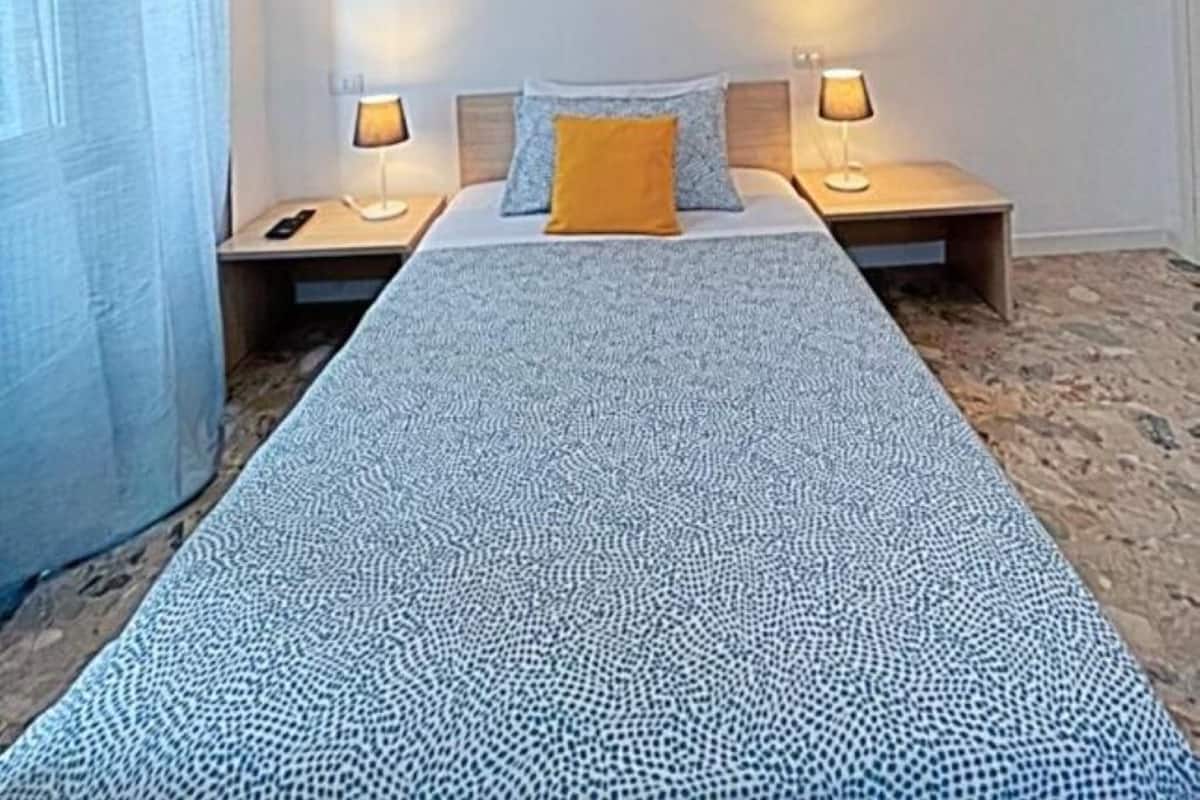 Standard Room, 1 Large Twin Bed, Non Smoking, Shared Bathroom | 1 bedroom, Frette Italian sheets, premium bedding, down comforters