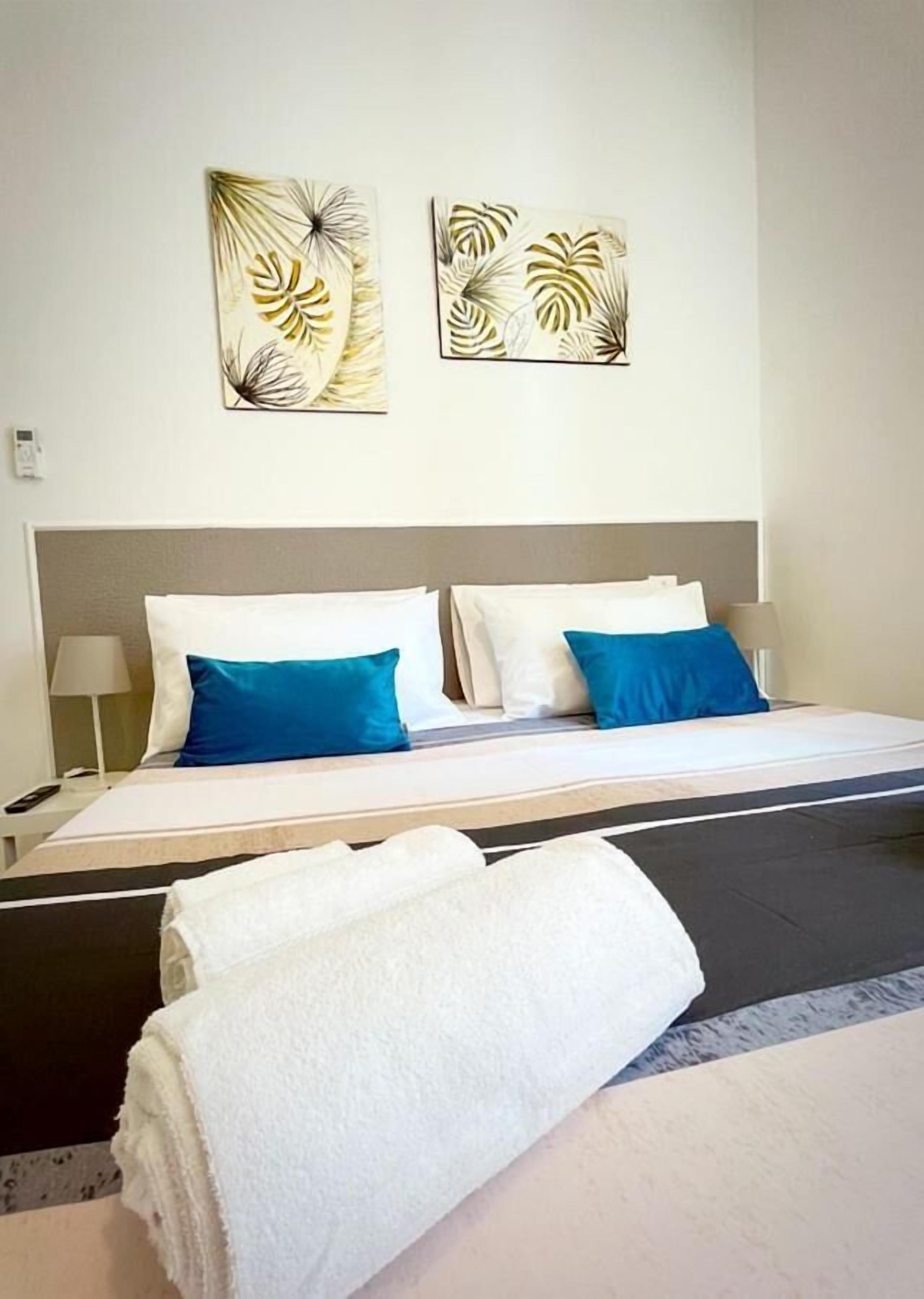 غرفة ديلوكس - سرير كبير - لغير المدخنين - بحمام مشترك | ملاءات إيطالية من طراز فريتي وأغطية فراش متميزة وألحفة محشوة بالريش