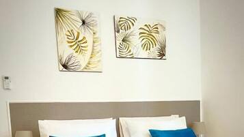 Deluxe Room, 1 Queen Bed, Non Smoking, Shared Bathroom