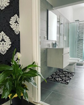 Shower, hydromassage showerhead, free toiletries, hair dryer - PIT STOP CIAMPINO STATION (Ciampino)