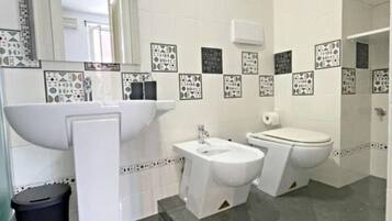 Luxury Double Room, 1 King Bed, Private Bathroom | Bathroom