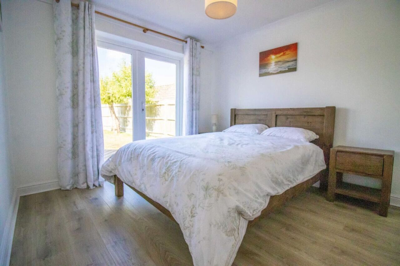 Iron/ironing board, travel crib, free WiFi, bed sheets