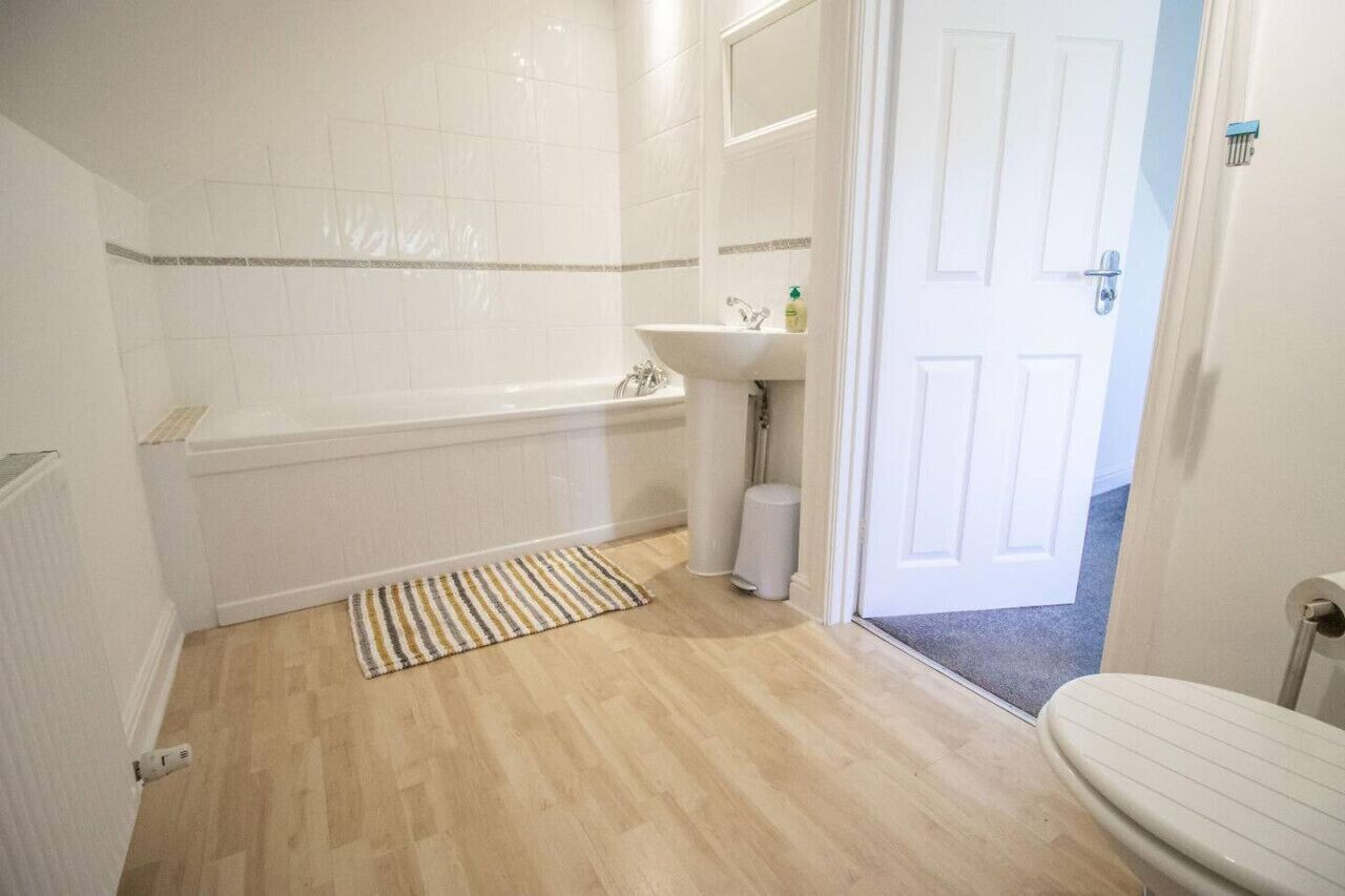 Ein Badezimmer mit Badewanne, Waschbecken und Toilette.