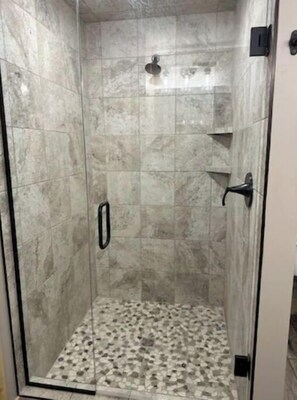 Dusche, Haartrockner, Handtücher, Seife