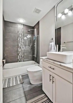 Shower, hair dryer, towels, soap - Lake View! Hot-Tub! Beaver Lake House! (Rogers)