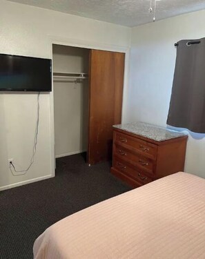 2 chambres, fer et planche à repasser, Wi-Fi gratuit, draps fournis