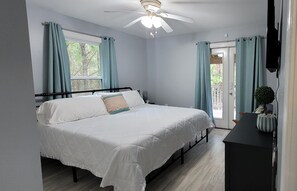 2 Schlafzimmer, Schreibtisch, Bügeleisen/Bügelbrett, Reisekinderbett