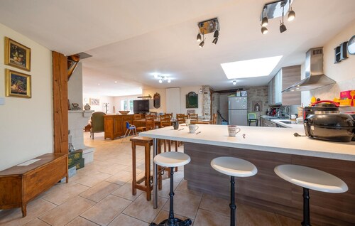 Lovely home in Escles with kitchen