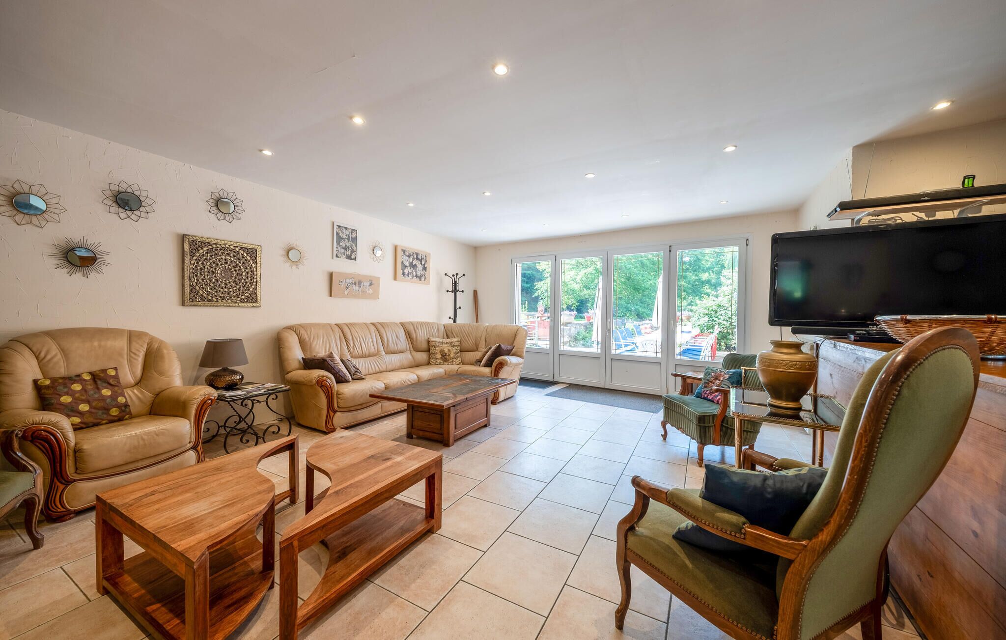 Tv, eldstad, bordsfotboll och en stereo