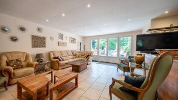 Televisie, een open haard, tafelvoetbal en een stereo