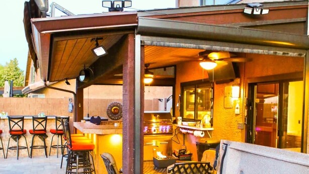 Ein Außenbereich mit Whirlpool, Bar und Sitzgelegenheiten.