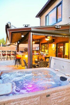 An outdoor hot tub area with a bar and seating. - Luxury Family Vacation Home Rental Glendale, AZ, Arizona Retreat • Resort-style Outdoor Living with ... (Phoenix)