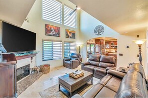 Smart TV, caminetto, tavolo da ping pong, libri