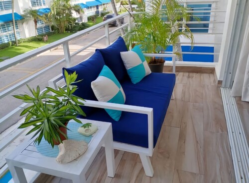 Private Access to the Beach-Wifi-Pool-BBQ-Gozebos-Gardens