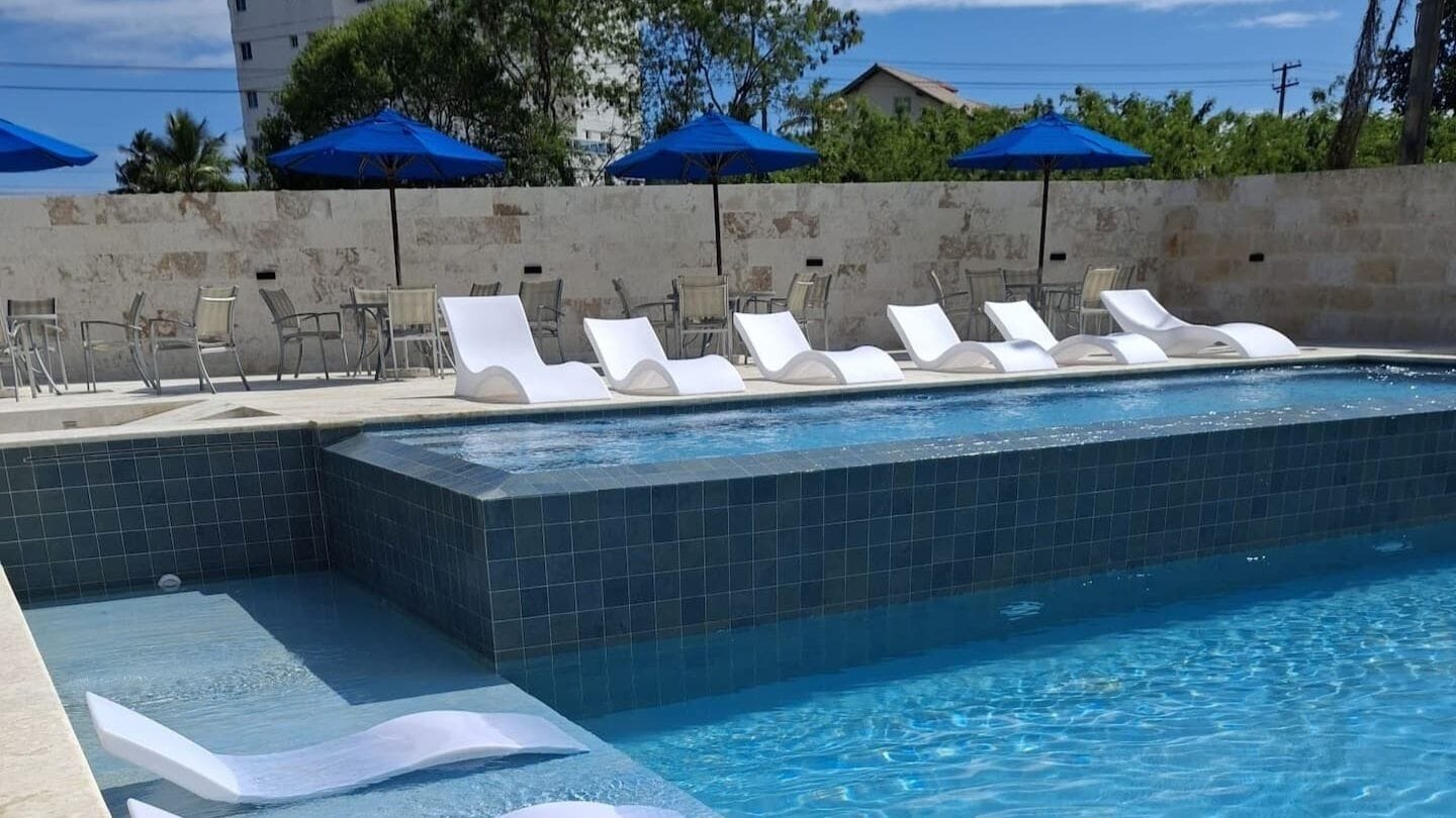 Una piscina al aire libre