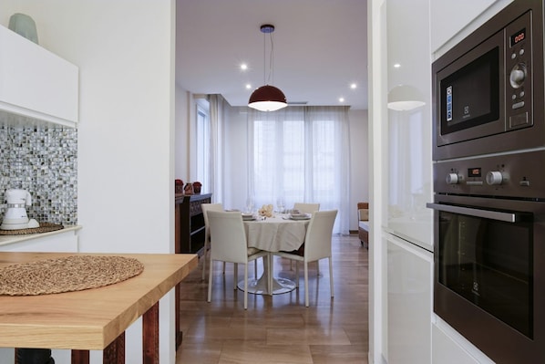 Frigorifero, microonde, forno, piano cottura