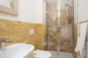 Dusche, Haartrockner, Bidet, Handtücher