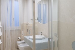 Dusche, Haartrockner, Bidet, Handtücher