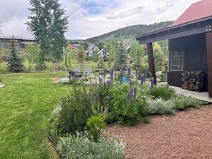 Property grounds - Your Winter Escape: Cozy Ranch, Hot Tub Bliss, and Ski Shuttle Steps Away! (Crested Butte)