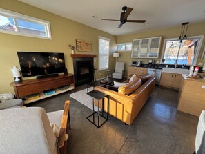 TV connectée, cheminée, vidéothèque, écrans d'ordinateur