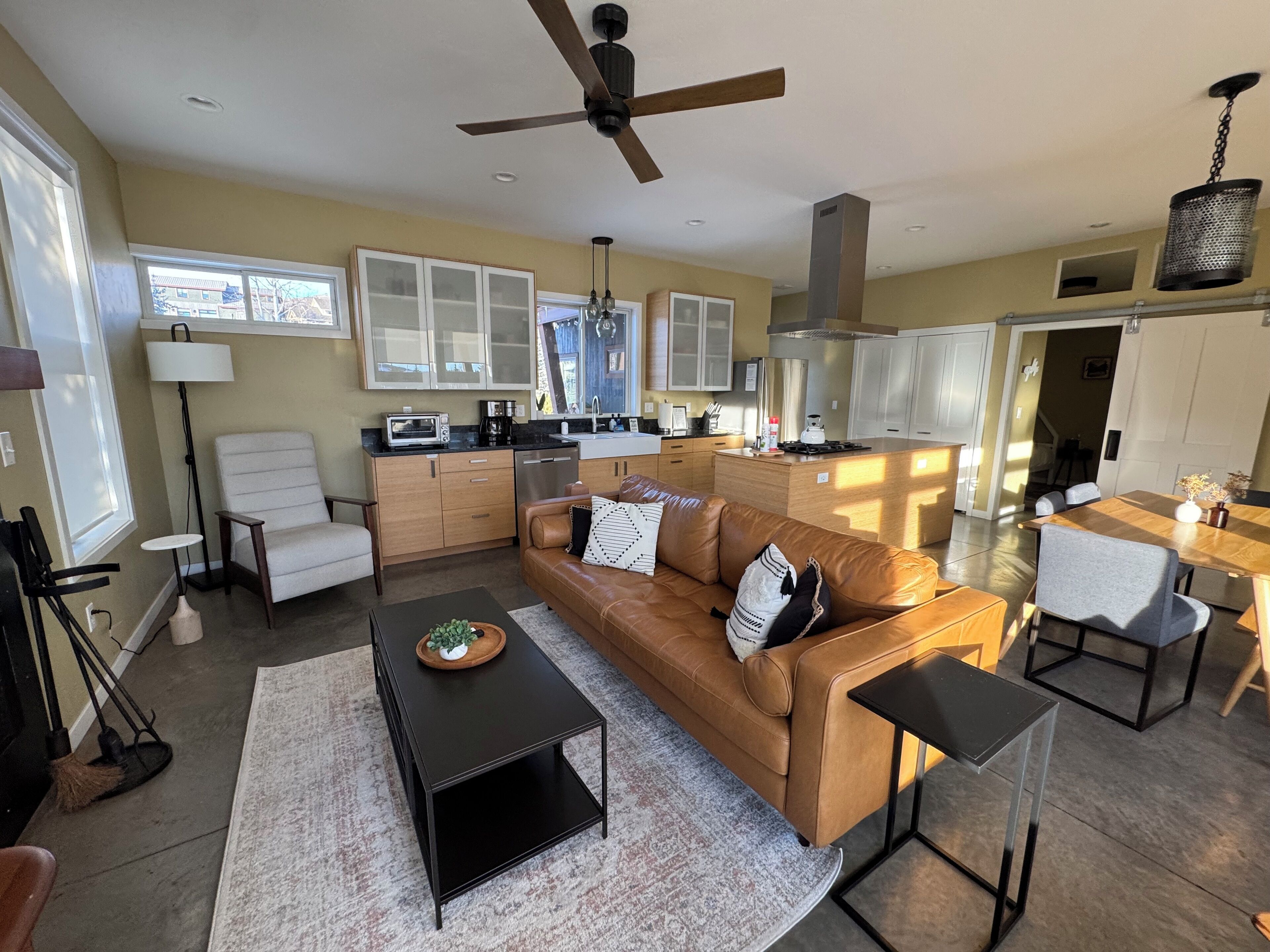 Smart TV, fireplace, video library, computer monitors