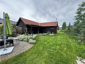 Property grounds - Your Winter Escape: Cozy Ranch, Hot Tub Bliss, and Ski Shuttle Steps Away! (Crested Butte)