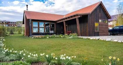 Your Winter Escape: Cozy Ranch, Hot Tub Bliss, and Ski Shuttle Steps Away!