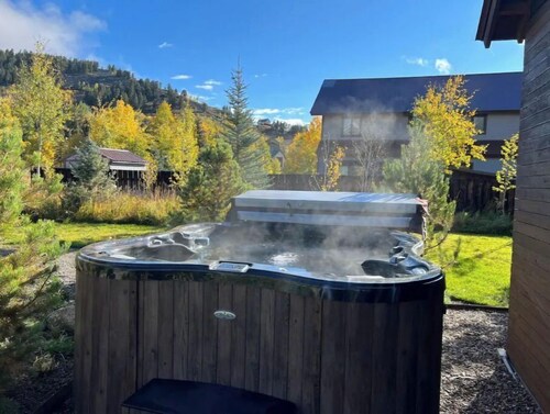 Cozy Ranch with Hot Tub in CB South close to Bus Route