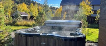 Cozy Ranch with Hot Tub in CB South close to Bus Route