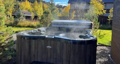 Cozy Ranch with Hot Tub in CB South close to Bus Route