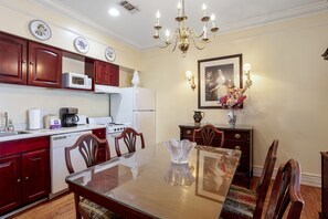 Bureau, fer et planche à repasser, Wi-Fi gratuit, draps fournis